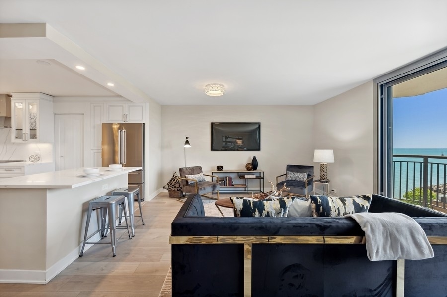 6007 N Sheridan Road 7J