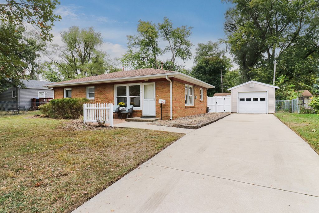Photo for 104 Magnolia Drive, Bloomington, IL 61701 (MLS # 12484156)