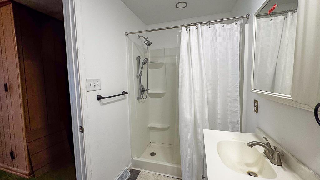 Armington, Illinois 61721, United States, 2 Bedrooms Bedrooms, ,1 BathroomBathrooms,Residential,Active,253769