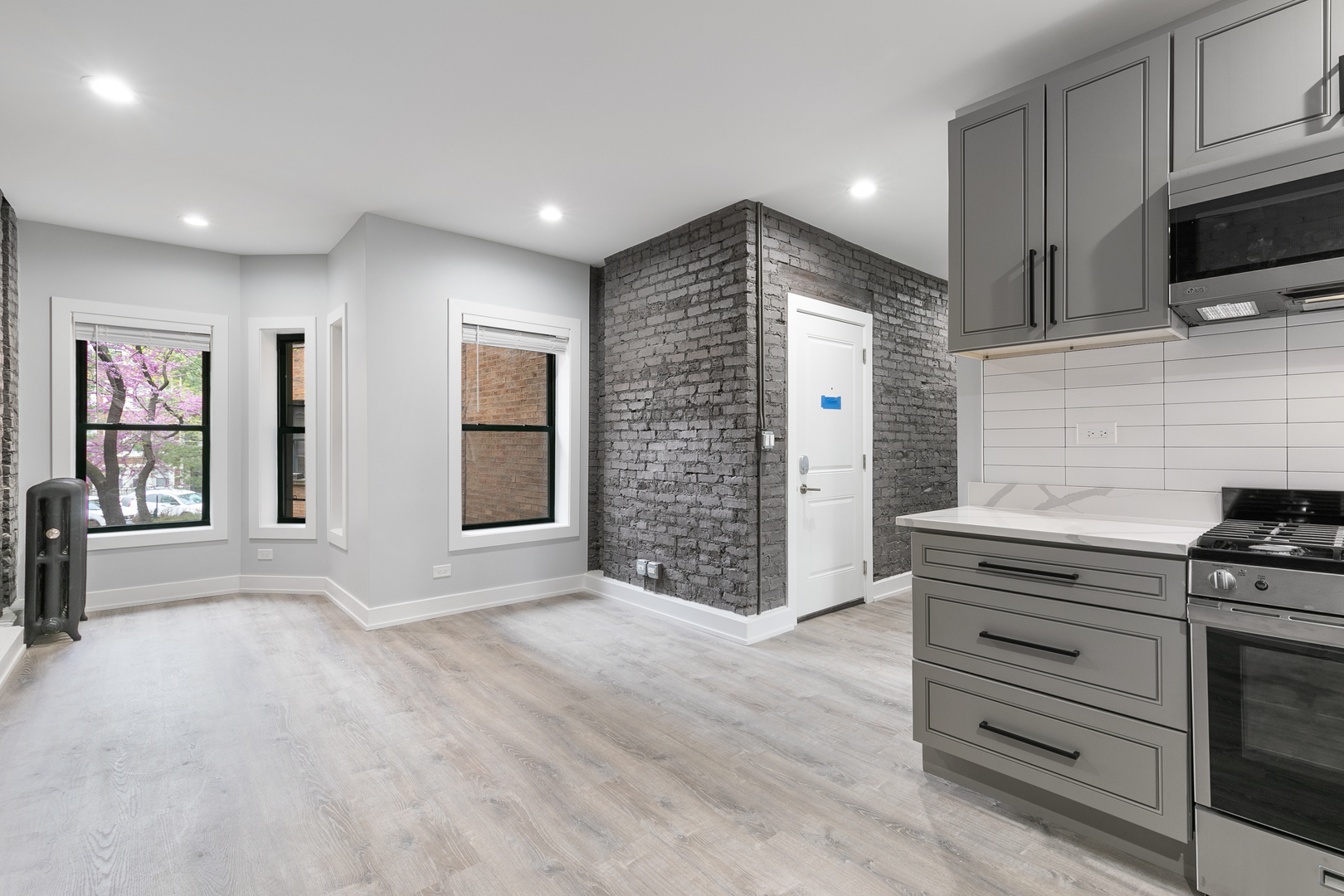 7738 N Eastlake Terrace 3W