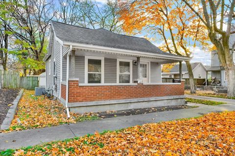 Tiny photo for 610 Scott Street, Bloomington, IL 61701 (MLS # 12514496)