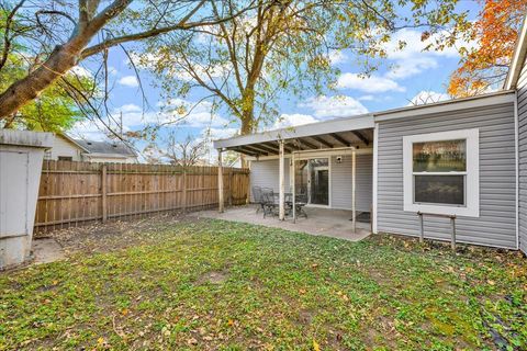 Tiny photo for 610 Scott Street, Bloomington, IL 61701 (MLS # 12514496)