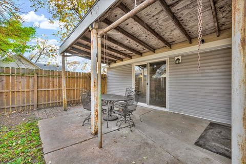 Tiny photo for 610 Scott Street, Bloomington, IL 61701 (MLS # 12514496)