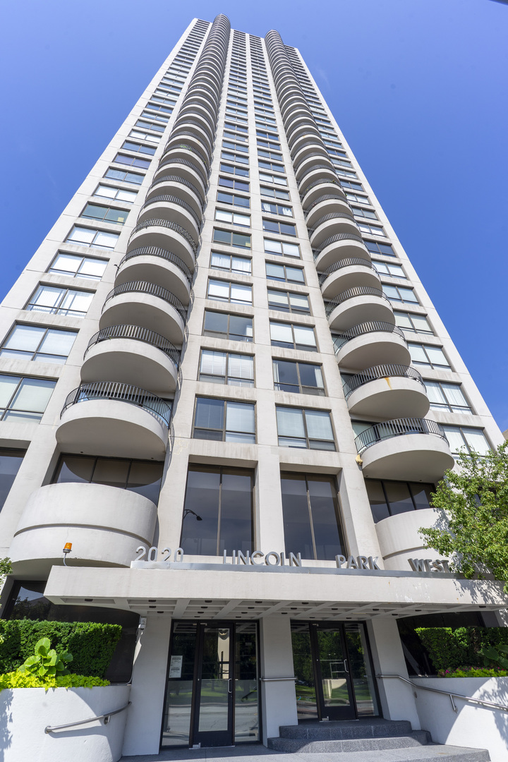 2020 N Lincoln Park West 17L