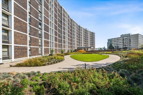Photo of 1500 Sheridan Road #8L, Wilmette, IL 60091 (MLS # 12793932)