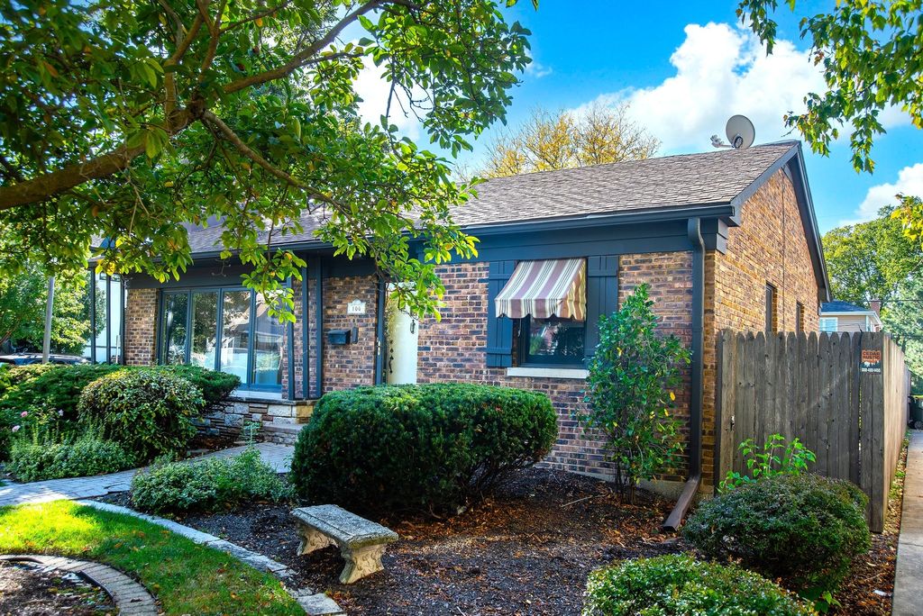 Photo for 100 Drexel Avenue, La Grange, IL 60525 (MLS # 12489072)