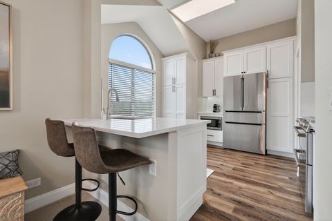 Tiny photo for 962 Shoreline Road #898, Lake Barrington, IL 60010 (MLS # 12609926)