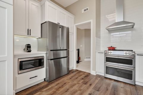 Tiny photo for 962 Shoreline Road #898, Lake Barrington, IL 60010 (MLS # 12609926)