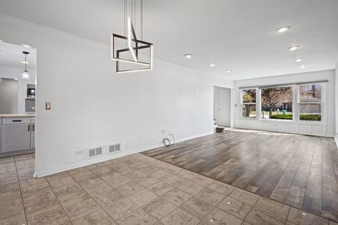 Tiny photo for 1100 Hidden Lake Drive, Buffalo Grove, IL 60089 (MLS # 12639156)