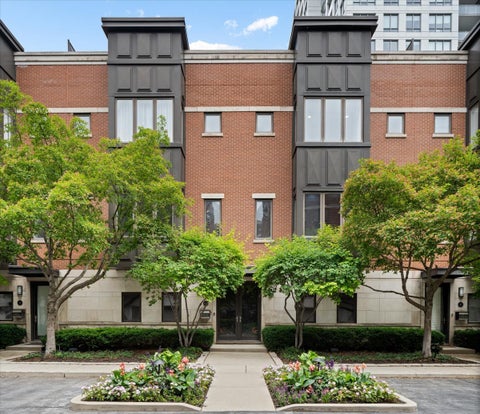 Photo of 460 W Superior Street #4-5, Chicago, IL 60654 (MLS # 12766498)