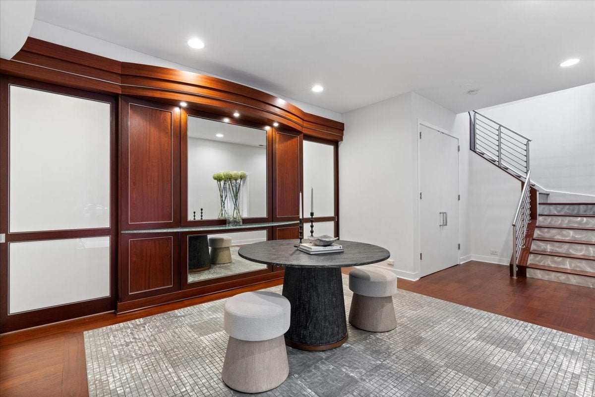 460 W Superior Street 4-5