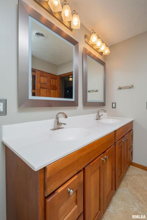 Tiny photo for 4490 Hamilton Dr Drive, Bettendorf, IA 52722 (MLS # QC4265513)