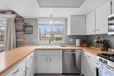 Tiny photo for 340 Stonehurst Lane, Roselle, IL 60172 (MLS # 12614982)