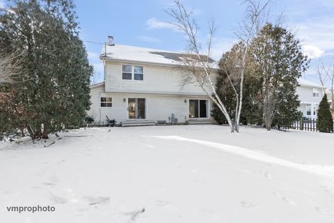 Tiny photo for 246 Montclair Road, Vernon Hills, IL 60061 (MLS # 12573788)