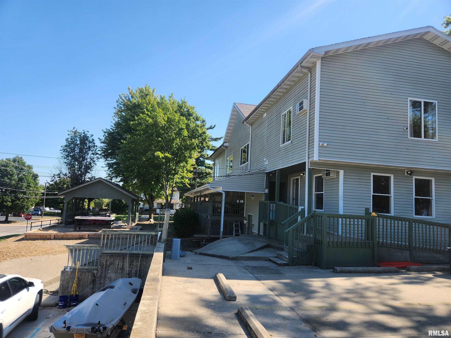 502 S UNIVERSITY Avenue