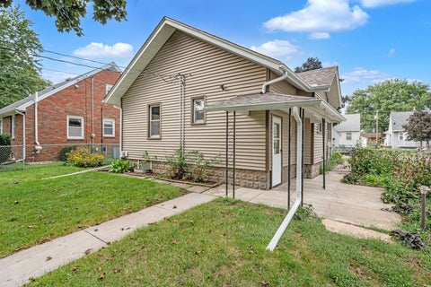 Tiny photo for 2817 Bellevue Avenue, Bettendorf, IA 52722 (MLS # 12763291)