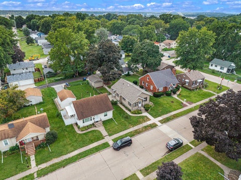 Tiny photo for 2817 Bellevue Avenue, Bettendorf, IA 52722 (MLS # 12763291)