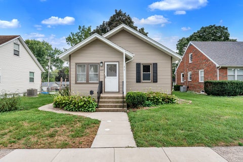 Photo of 2817 Bellevue Avenue, Bettendorf, IA 52722 (MLS # 12763291)