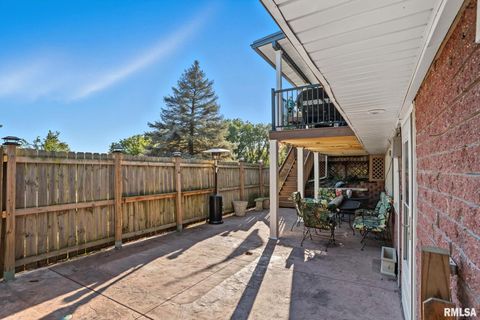 Tiny photo for 6887 COLONIAL Avenue, Bettendorf, IA 52722 (MLS # QC4268841)