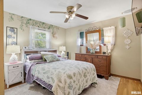 Tiny photo for 6887 COLONIAL Avenue, Bettendorf, IA 52722 (MLS # QC4268841)