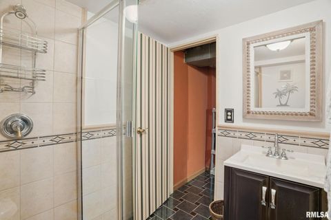 Tiny photo for 6887 COLONIAL Avenue, Bettendorf, IA 52722 (MLS # QC4268841)