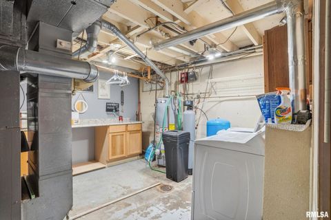 Tiny photo for 6887 COLONIAL Avenue, Bettendorf, IA 52722 (MLS # QC4268841)