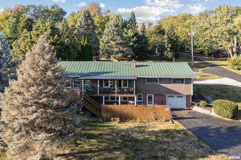 Photo of 6887 COLONIAL Avenue, Bettendorf, IA 52722 (MLS # QC4268841)