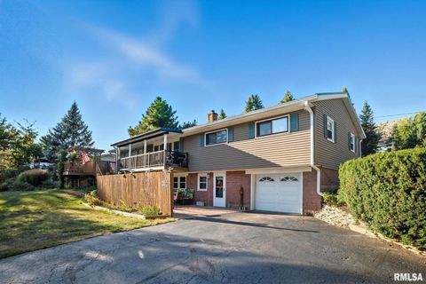 Tiny photo for 6887 COLONIAL Avenue, Bettendorf, IA 52722 (MLS # QC4268841)