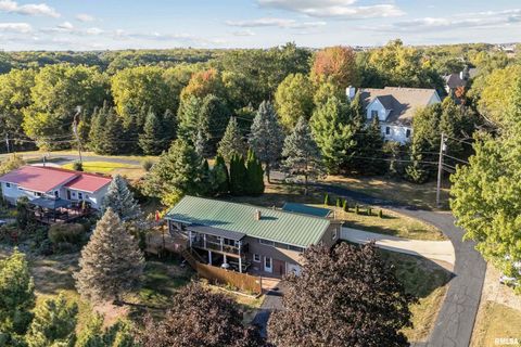 Tiny photo for 6887 COLONIAL Avenue, Bettendorf, IA 52722 (MLS # QC4268841)