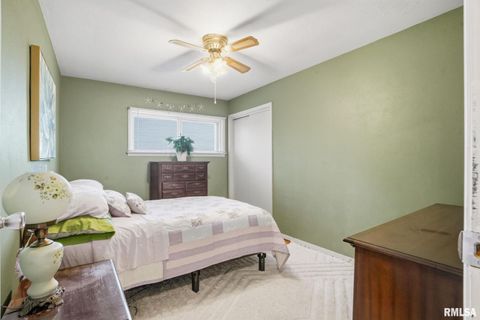 Tiny photo for 6887 COLONIAL Avenue, Bettendorf, IA 52722 (MLS # QC4268841)