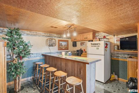 Tiny photo for 6887 COLONIAL Avenue, Bettendorf, IA 52722 (MLS # QC4268841)