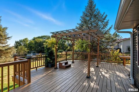 Tiny photo for 6887 COLONIAL Avenue, Bettendorf, IA 52722 (MLS # QC4268841)