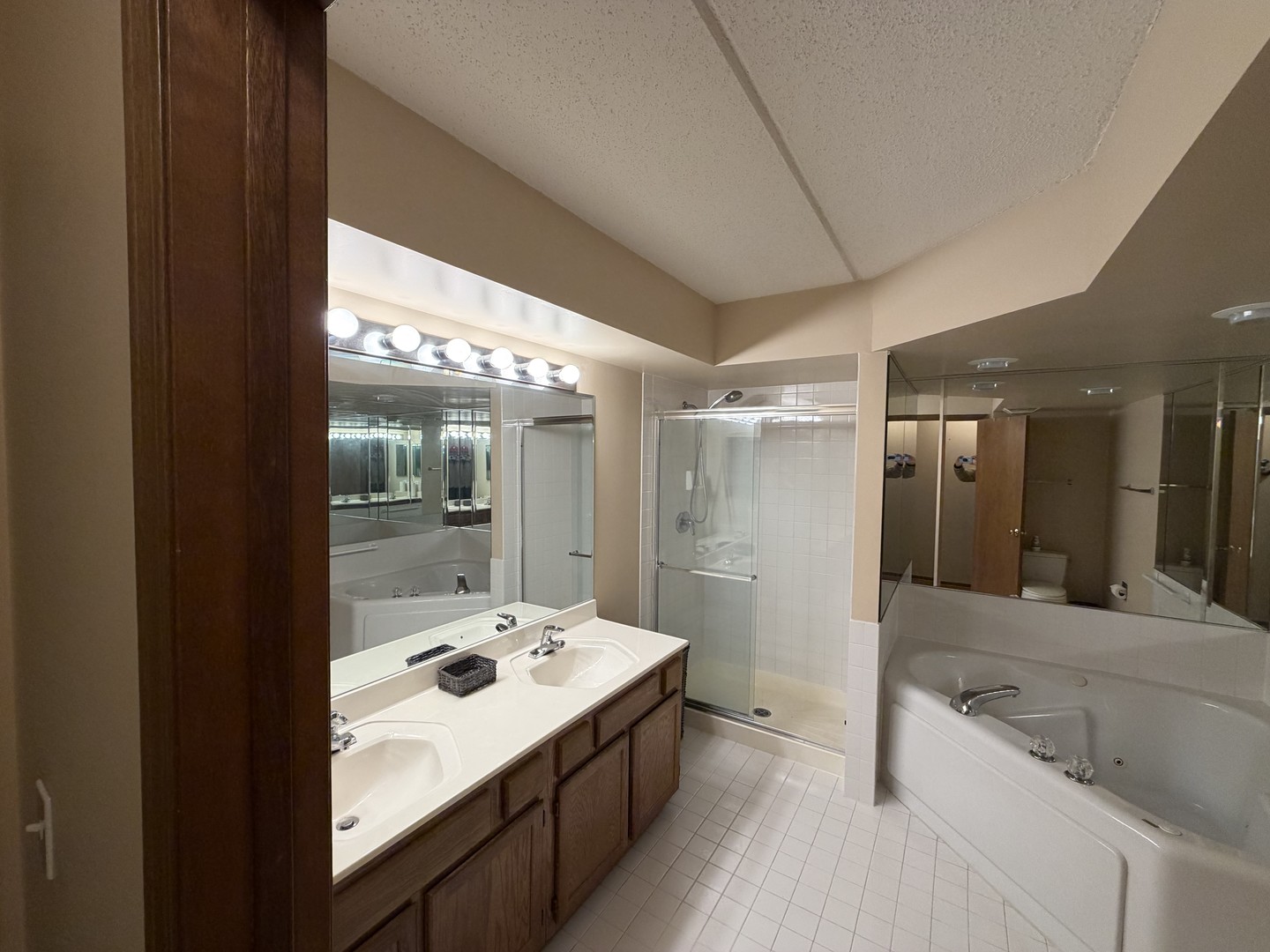 6401 W Berteau Avenue 8-201