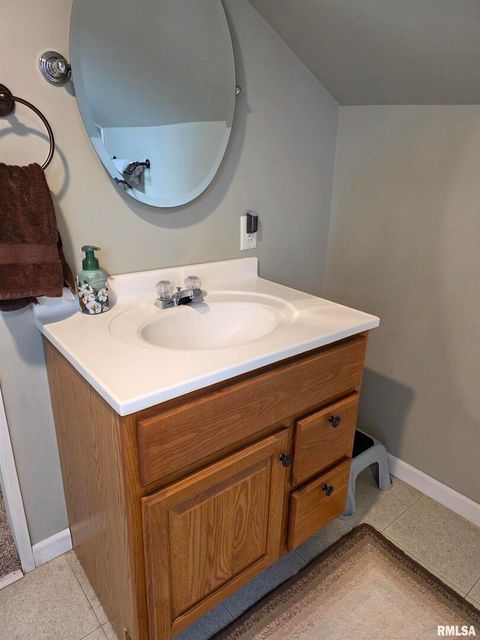 Tiny photo for 521 N LOCUST Street, Flora, IL 62839 (MLS # EB460551)