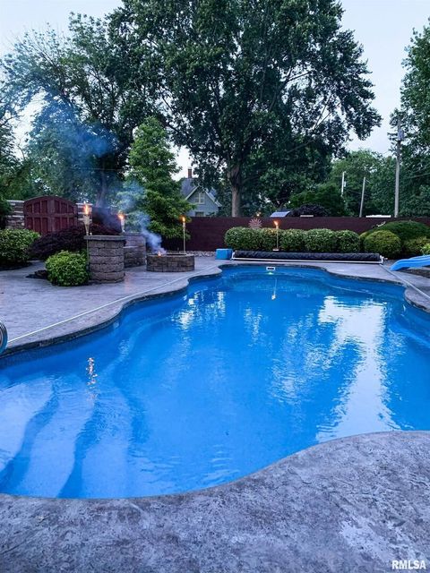 Tiny photo for 521 N LOCUST Street, Flora, IL 62839 (MLS # EB460551)