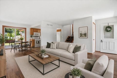 Tiny photo for 1707 Cherrywood Lane, Lindenhurst, IL 60046 (MLS # 12644415)
