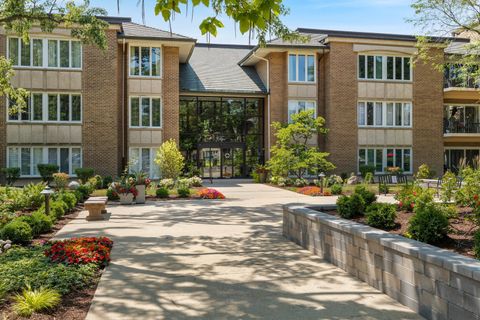 Tiny photo for 2 Oak Brook Club Drive #C303, Oak Brook, IL 60523 (MLS # 12599625)