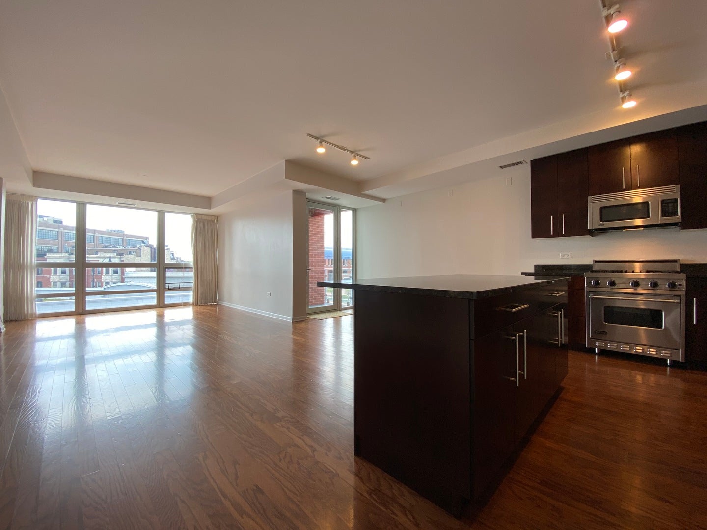744 W Fullerton Avenue 401