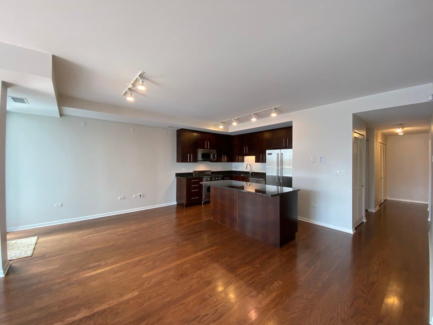 744 W Fullerton Avenue 401