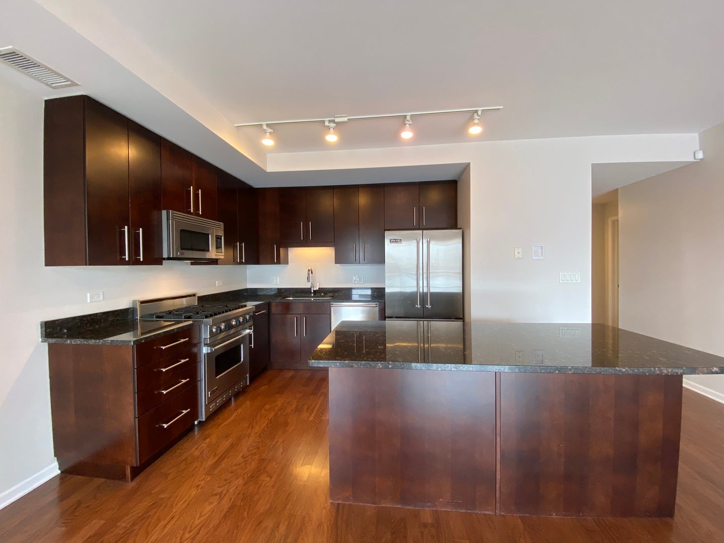 744 W Fullerton Avenue 401