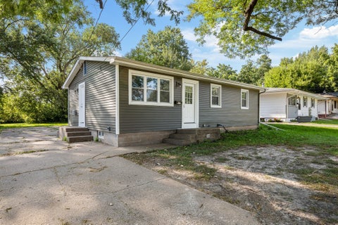 Photo of 3210 N MARQUETTE Street, Davenport, IA 52806 (MLS # 12746138)