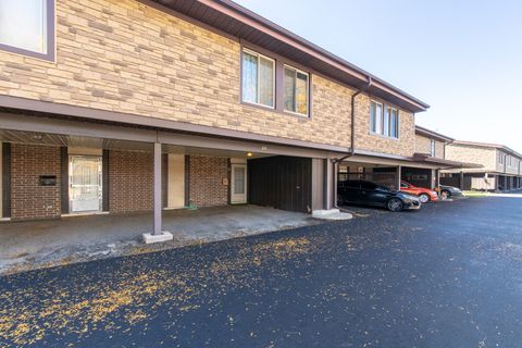 Tiny photo for 26 Cour Versaille Court #26, Palos Hills, IL 60465 (MLS # 12500387)