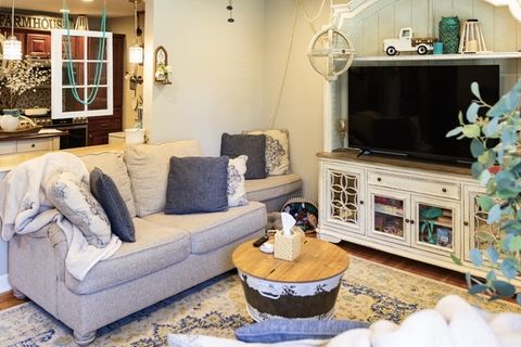 Tiny photo for 910 Shields Avenue, Winthrop Harbor, IL 60096 (MLS # 12637029)