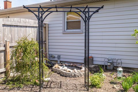 Tiny photo for 910 Shields Avenue, Winthrop Harbor, IL 60096 (MLS # 12637029)