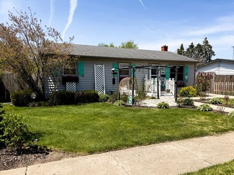 Tiny photo for 910 Shields Avenue, Winthrop Harbor, IL 60096 (MLS # 12637029)