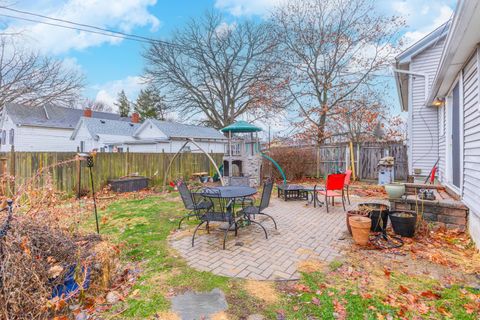 Tiny photo for 512 S Clayton Street, Bloomington, IL 61701 (MLS # 12532497)