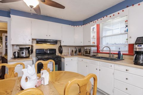 Tiny photo for 512 S Clayton Street, Bloomington, IL 61701 (MLS # 12532497)