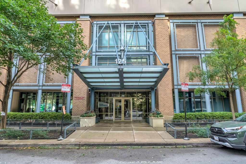 Photo for 125 E 13th Street #1213, Chicago, IL 60605 (MLS # 12486382)