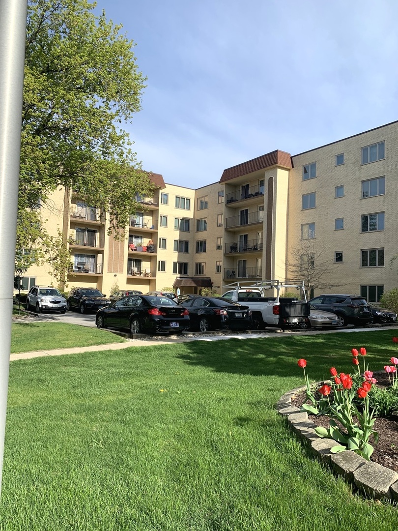 6433 W Belle Plaine Avenue 209