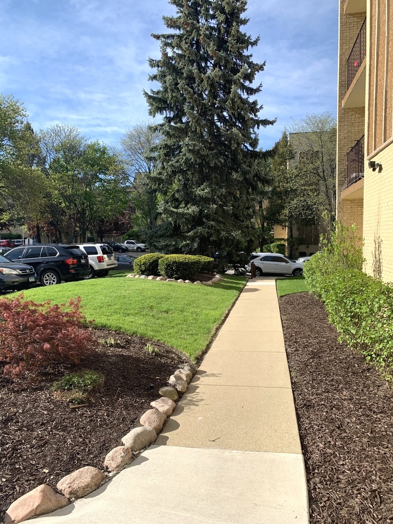 6433 W Belle Plaine Avenue 209